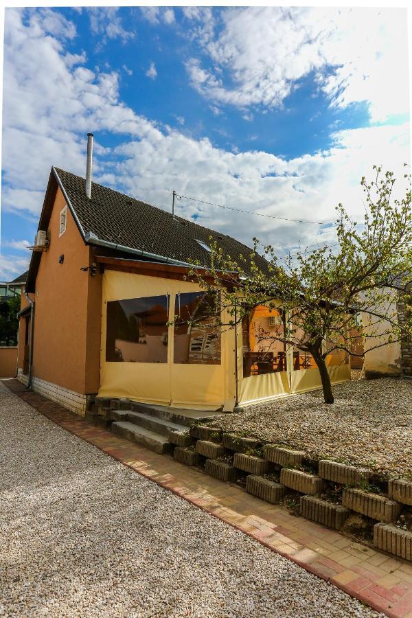 Gardi Apartman Szekszárd Buitenkant foto